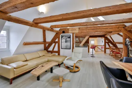 Wohnzimmerder Immobilien: Dachgeschosswohnung mit Charme (Foto)