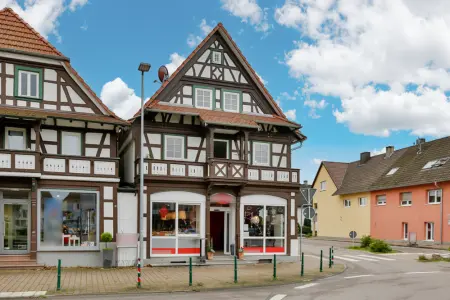 Straßenansichtder Immobilien: Dachgeschosswohnung mit Charme (Foto)