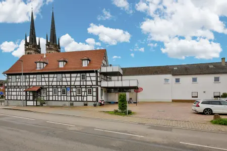 Straßenansicht mit Parkplatzder Immobilien: Happy together ! (Foto)