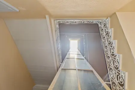 Treppenhaus mit Fahrstuhlder Immobilien: Charmante Altbauwohnung zum Träumen in bester Lage! (Foto)