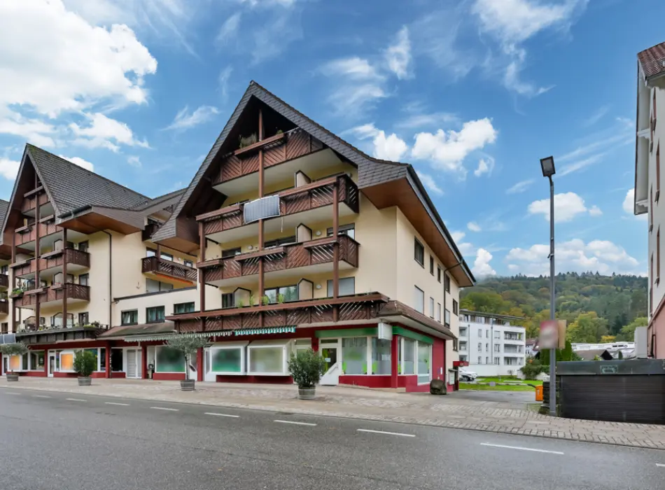 Straßenansichtder Immobilien: Kapitalanleger aufgepasst: Vermietete Ladenfläche in Bad Herrenalb (Titelbild)