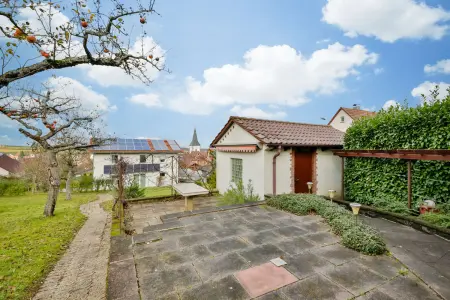 Gartenterrasse und Garageder Immobilien: Gartenliebhaber aufgepasst.
Stilvolles Wohnhaus mit großem Grundstück! (Foto)