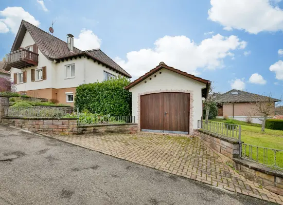 Wohnhaus mit Garageder Immobilien: Gartenliebhaber aufgepasst.
Stilvolles Wohnhaus mit großem Grundstück! (Foto)
