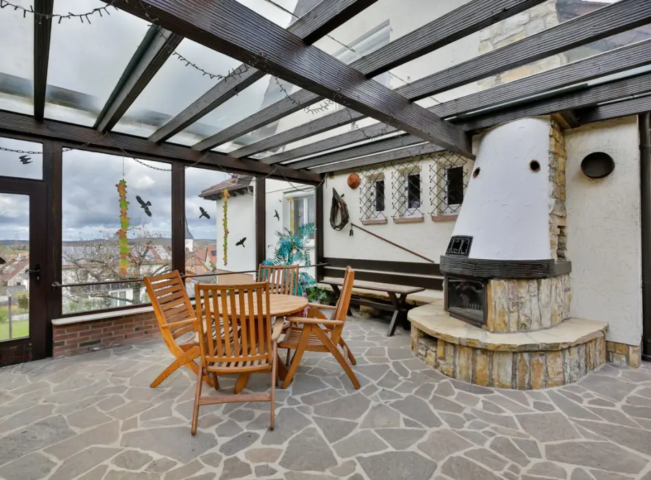 Überdachte Terrasse/Loggiader Immobilien: Gartenliebhaber aufgepasst.
Stilvolles Wohnhaus mit großem Grundstück! (Titelbild)