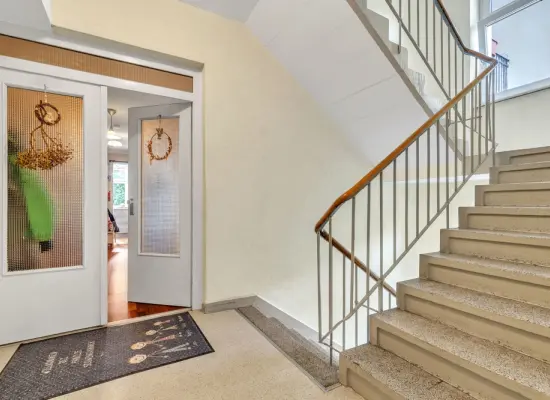 Wohnungseingang - Treppenhausder Immobilien: Charmanter Altbau trifft smartes Investment – Beiertheim wartet auf Sie! (Foto)