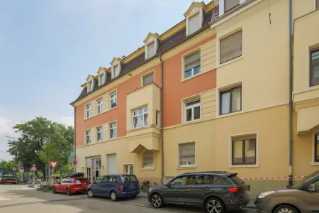 Hausfront 1der Immobilien: Charmanter Altbau trifft smartes Investment – Beiertheim wartet auf Sie! (Foto)