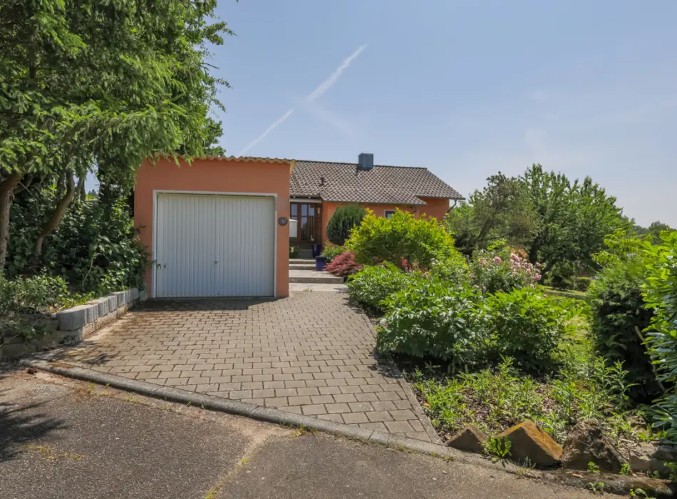 Straßenansicht der Immobilie: Wohnen im Grünen: Zeitloser Bungalow mit Gartenparadies (Titelbild)