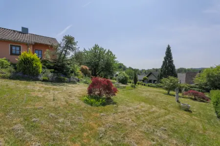 Garten der Immobilie: Wohnen im Grünen: Zeitloser Bungalow mit Gartenparadies (Foto)