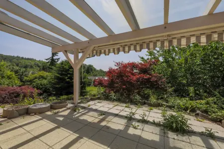 Terrasse mit Pergola der Immobilie: Wohnen im Grünen: Zeitloser Bungalow mit Gartenparadies (Foto)