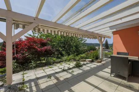 Terrasse mit Pergola der Immobilie: Wohnen im Grünen: Zeitloser Bungalow mit Gartenparadies (Foto)