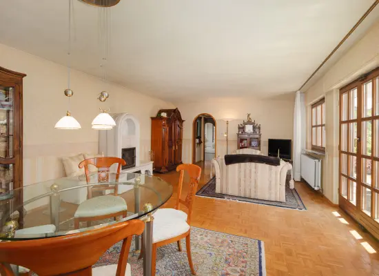 Wohnzimmer der Immobilie: Wohnen im Grünen: Zeitloser Bungalow mit Gartenparadies (Foto)