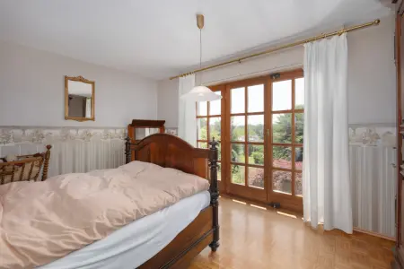 Schlafzimmer der Immobilie: Wohnen im Grünen: Zeitloser Bungalow mit Gartenparadies (Foto)