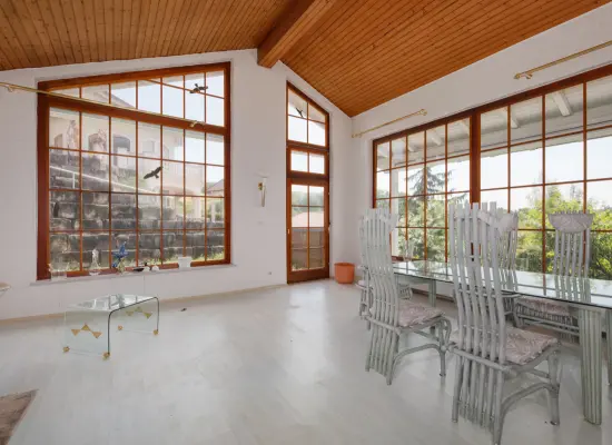 Anbau der Immobilie: Wohnen im Grünen: Zeitloser Bungalow mit Gartenparadies (Foto)