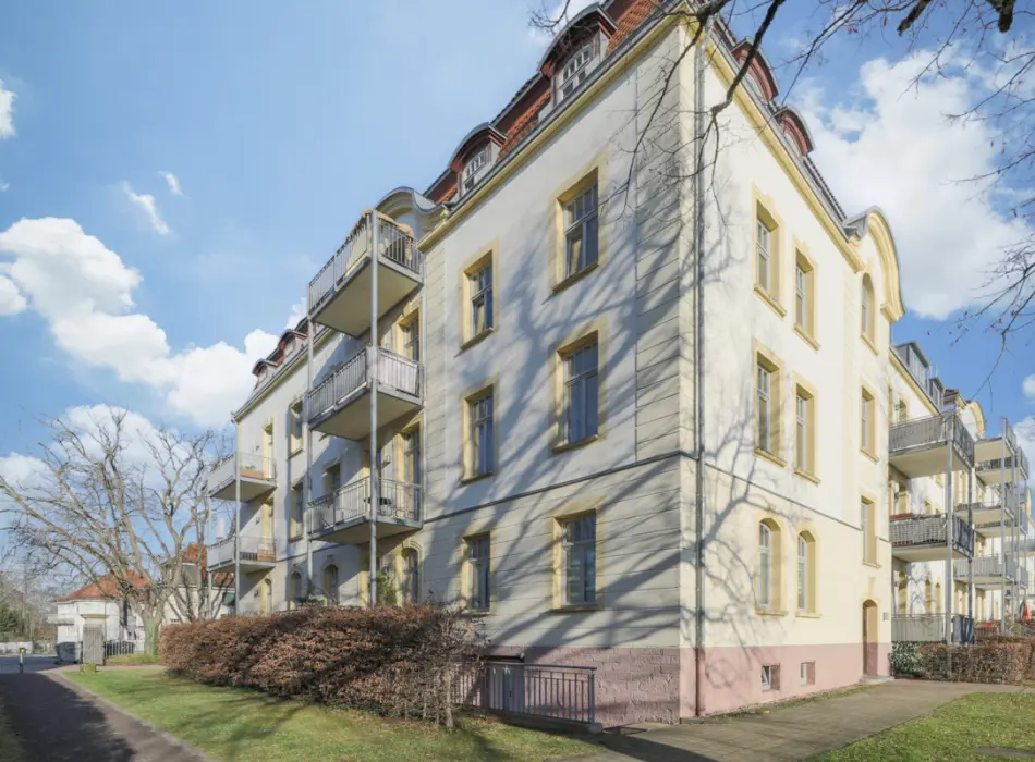Rückansichtder Immobilien: Schöne 2-Zimmer-Wohnung am Schlosspark (Titelbild)
