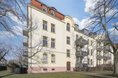 Rückansichtder Immobilien: Schöne 2-Zimmer-Wohnung am Schlosspark (Foto)