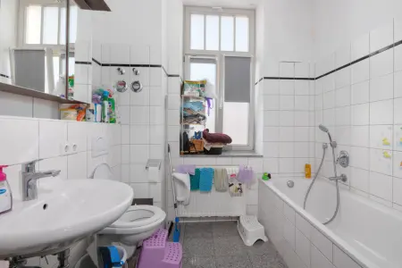 Badezimmerder Immobilien: Schöne 2-Zimmer-Wohnung am Schlosspark (Foto)
