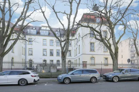Straßenansichtder Immobilien: Schöne 2-Zimmer-Wohnung am Schlosspark (Foto)
