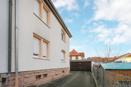 Zufahrt und Garage der Immobilie: Doppelhaushälfte im Ortskern (Foto)