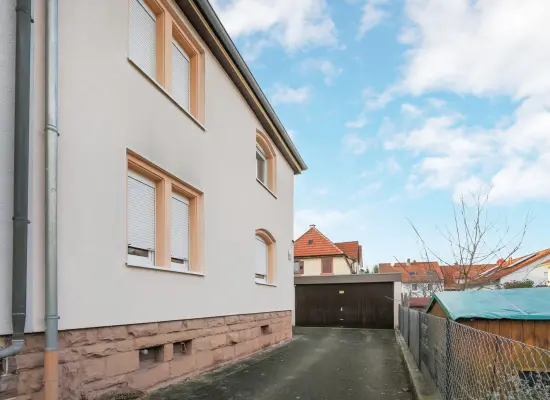 Zufahrt und Garageder Immobilien: Doppelhaushälfte im Ortskern (Foto)