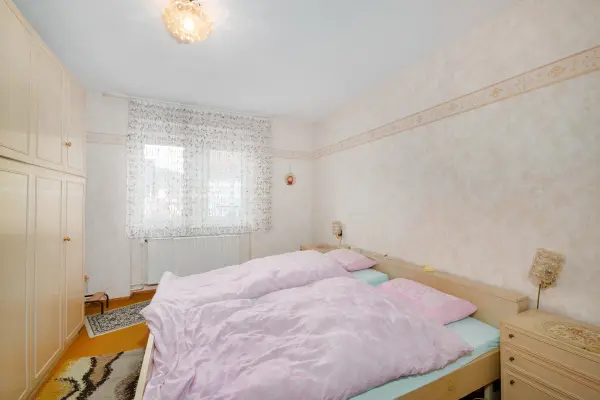 Schlafzimmer der Immobilie: Doppelhaushälfte im Ortskern (Foto)