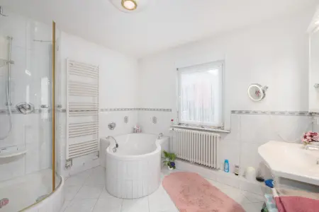 Badezimmer im Obergeschossder Immobilien: Doppelhaushälfte im Ortskern (Foto)
