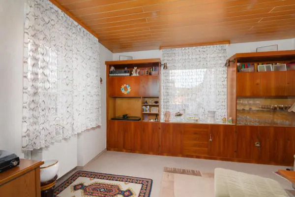 Wohnzimmer der Immobilie: Doppelhaushälfte im Ortskern (Foto)