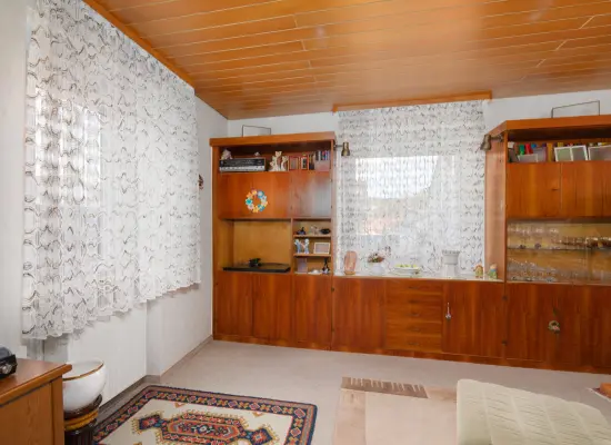 Wohnzimmer der Immobilie: Doppelhaushälfte im Ortskern (Foto)