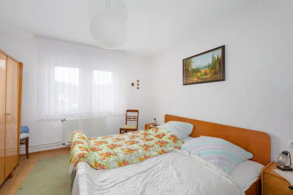 Zimmer im Obergeschoss der Immobilie: Doppelhaushälfte im Ortskern (Foto)