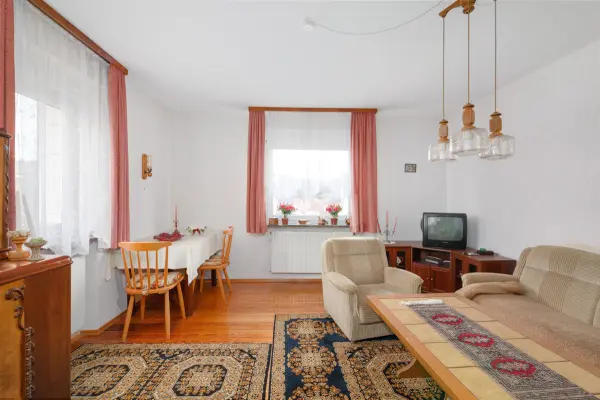 Zimmer im Obergeschoss der Immobilie: Doppelhaushälfte im Ortskern (Foto)