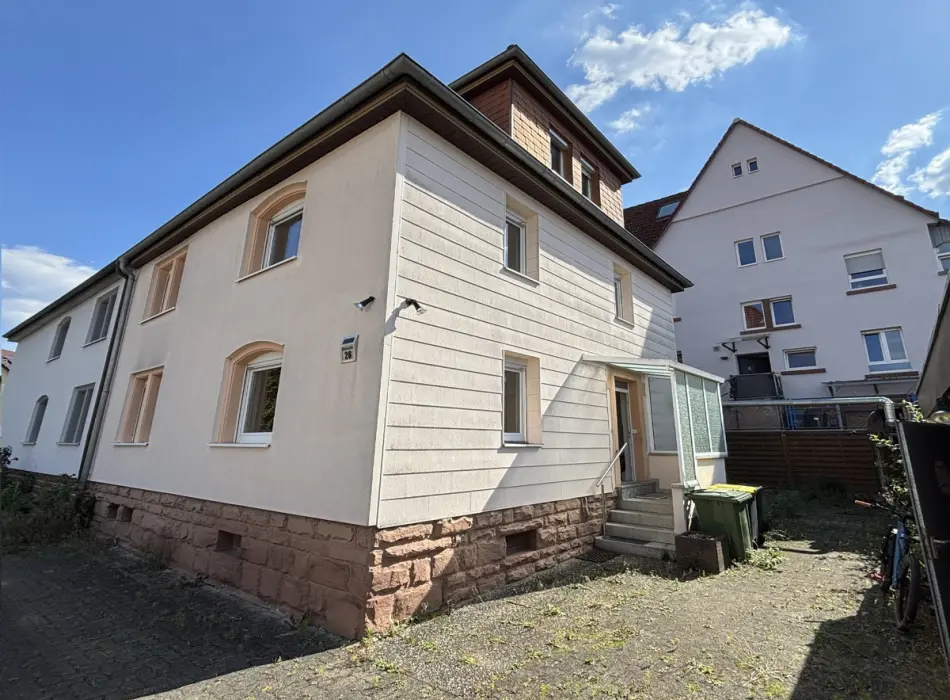 Frontansichtder Immobilien: Doppelhaushälfte im Ortskern (Titelbild)