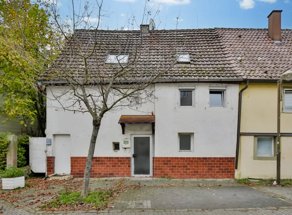 Straßenansichtder Immobilien: Sanierungsbedürftiges Einfamilienhaus mit Potenzial und Charme! (Titelbild)