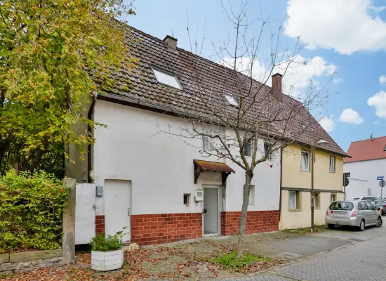 Straßenansichtder Immobilien: Sanierungsbedürftiges Einfamilienhaus mit Potenzial und Charme! (Foto)