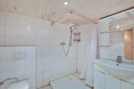 Badezimmer EGder Immobilien: Sanierungsbedürftiges Einfamilienhaus mit Potenzial und Charme! (Foto)