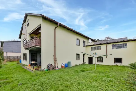 Rückansicht und Gartender Immobilien: Traumhafte Ortsrandlage in Lienzingen (Foto)