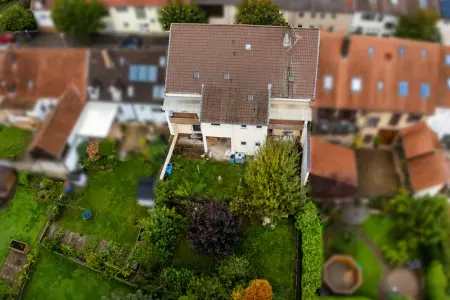Luftansicht der Immobilie: Wohntraum auf zwei Ebenen – Neubauqualität in historischer Hülle (Foto)