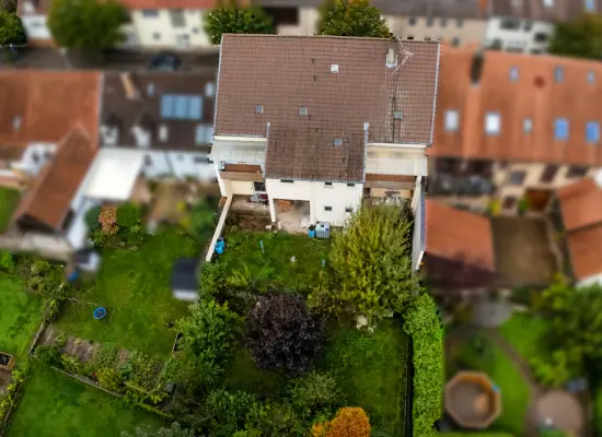 Luftansichtder Immobilien: Wohntraum auf zwei Ebenen – Neubauqualität in historischer Hülle (Foto)
