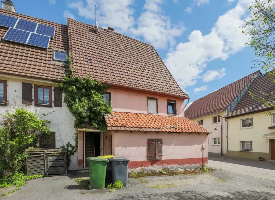 Straßenansichtder Immobilien: Ein Haus mit Geschichte – charmante Doppelhaushälfte im Herzen von Wiernsheim! (Foto)
