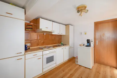 Küche EGder Immobilien: Ein Haus mit Geschichte – charmante Doppelhaushälfte im Herzen von Wiernsheim! (Foto)