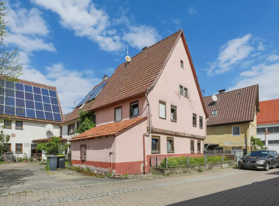 Straßenansichtder Immobilien: Ein Haus mit Geschichte – charmante Doppelhaushälfte im Herzen von Wiernsheim! (Titelbild)