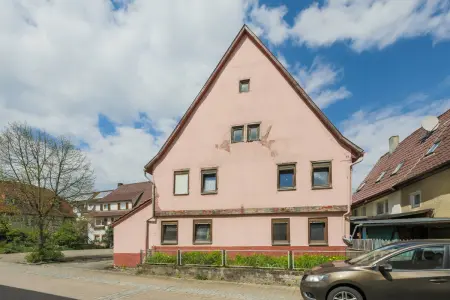 Straßenansicht der Immobilie: Ein Haus mit Geschichte – charmante Doppelhaushälfte im Herzen von Wiernsheim! (Foto)