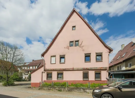 Straßenansichtder Immobilien: Ein Haus mit Geschichte – charmante Doppelhaushälfte im Herzen von Wiernsheim! (Foto)