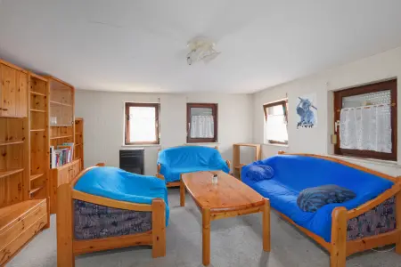 Wohnzimmer OGder Immobilien: Ein Haus mit Geschichte – charmante Doppelhaushälfte im Herzen von Wiernsheim! (Foto)