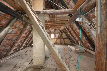 Unausgebauter Dachstuhlder Immobilien: Ein Haus mit Geschichte – charmante Doppelhaushälfte im Herzen von Wiernsheim! (Foto)
