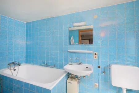 Badezimmer EGder Immobilien: Ein Haus mit Geschichte – charmante Doppelhaushälfte im Herzen von Wiernsheim! (Foto)