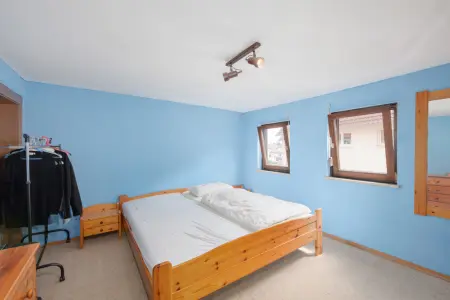 Schlafzimmer OGder Immobilien: Ein Haus mit Geschichte – charmante Doppelhaushälfte im Herzen von Wiernsheim! (Foto)