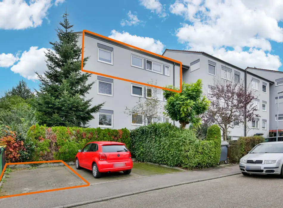 Straßenansicht und Stellplatzder Immobilien: Das Leben genießen! Große ETW in Remchingen-Nöttingen (Titelbild)