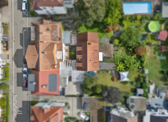 Luftbild der Immobilie: IdeenReich: Doppelte Chance im Weiherfeld - Vorderhaus frei, Hinterhaus mit Zukunft (Foto)