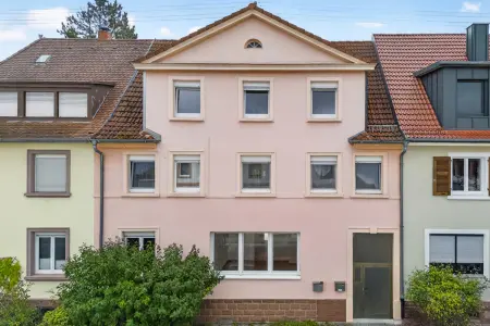 Straßenansicht (2) der Immobilie: IdeenReich: Doppelte Chance im Weiherfeld - Vorderhaus frei, Hinterhaus mit Zukunft (Foto)