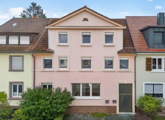 Straßenansicht (2) der Immobilie: IdeenReich: Doppelte Chance im Weiherfeld - Vorderhaus frei, Hinterhaus mit Zukunft (Foto)