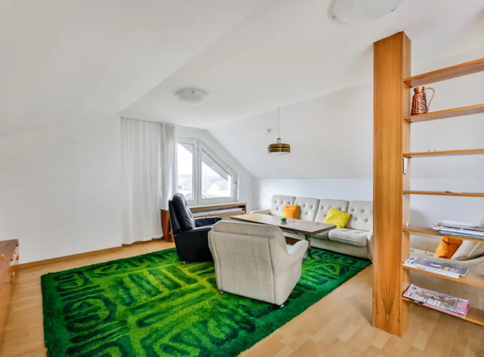 Wohnbereichder Immobilien: Dachgeschoss-Wohnung in ruhiger Lage (Titelbild)